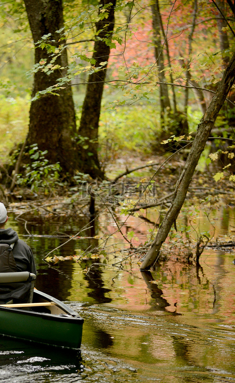 秋天在缅因州的大自然中划皮划艇