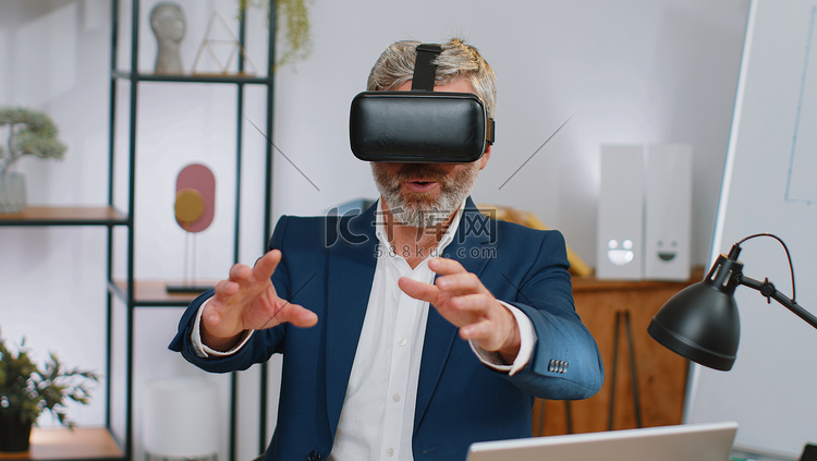 VR 护目镜中的成熟商人观看虚