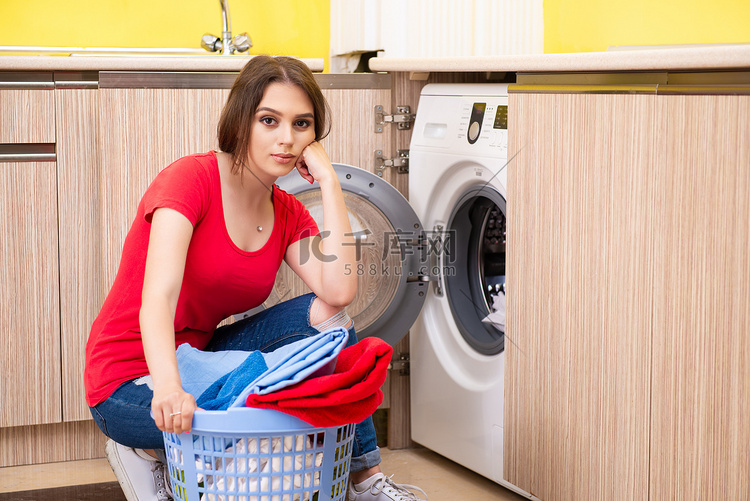 在家洗衣服的女人