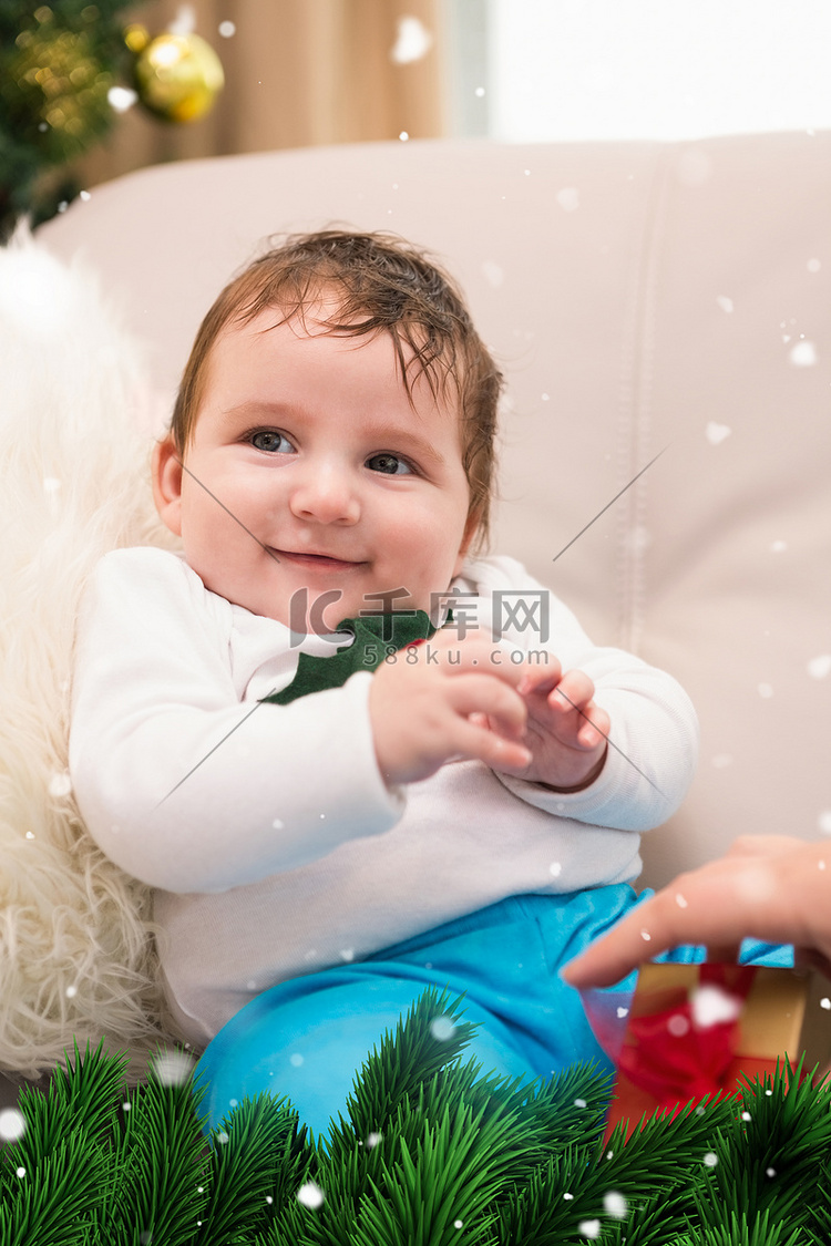 圣诞节沙发上可爱男婴的合成图像