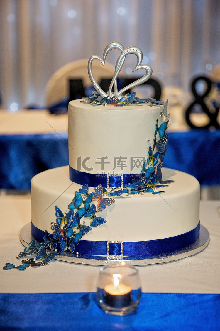 孔雀主题两层冰装婚礼蛋糕