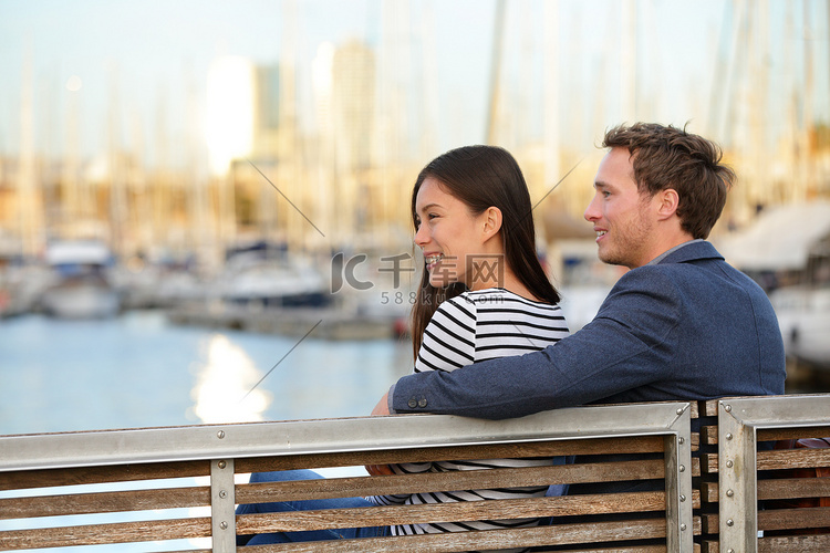 巴塞罗那维尔港长凳上的浪漫情侣