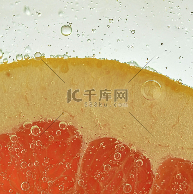 水背景中红葡萄柚切片的特写视图