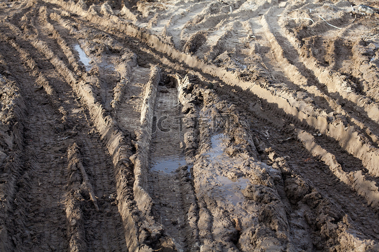 在泥泞的土路上的车轮车辙
