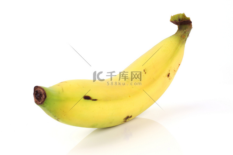 孤立在白色背景上的新鲜成熟香蕉
