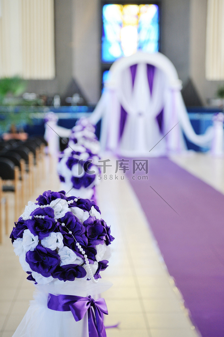 教堂里的婚礼拱门和鲜花