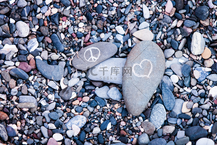 岩石上的和平与爱符号