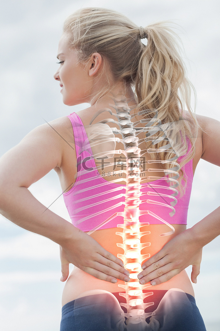 背痛女性的突出脊柱