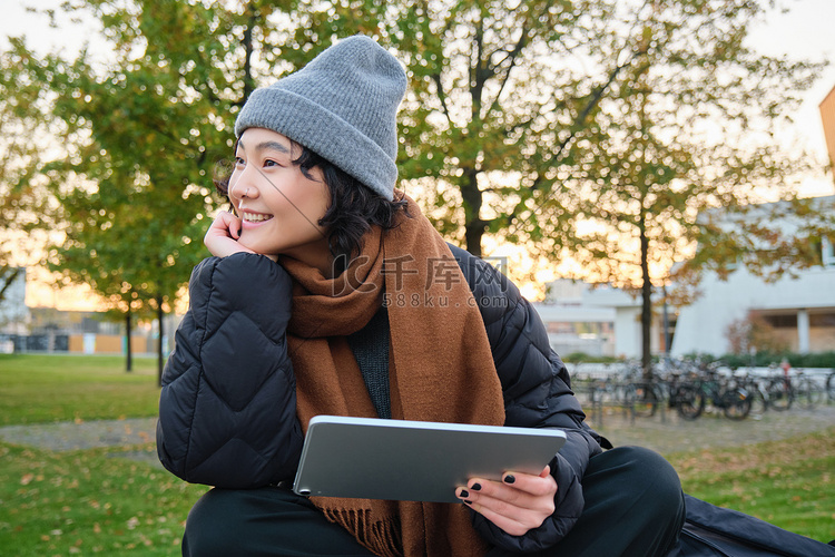 微笑的亚洲女孩，学生独自坐在公