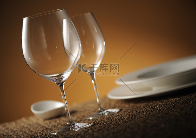 “带盘子、玻璃杯和餐具的晚餐餐