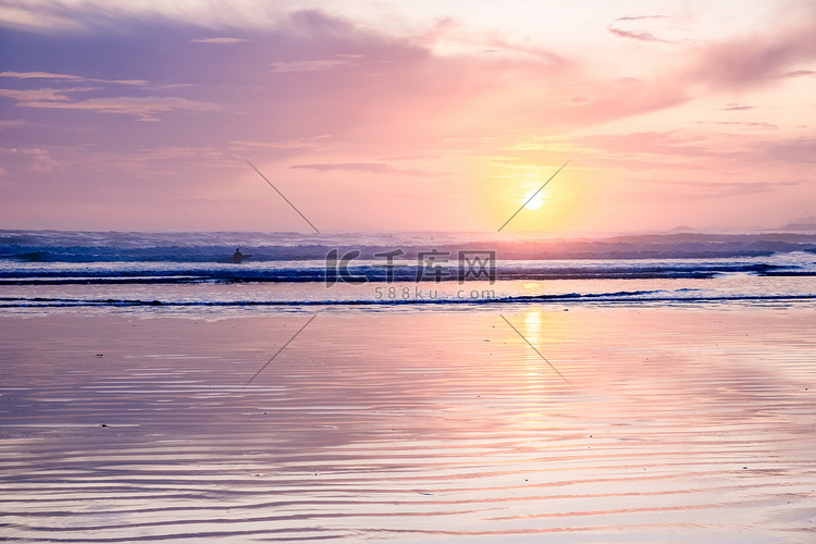托菲诺温哥华岛海滩上的日落，日