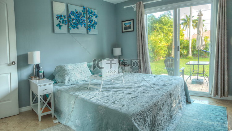 从热带蓝调装饰的宁静卧室可欣赏