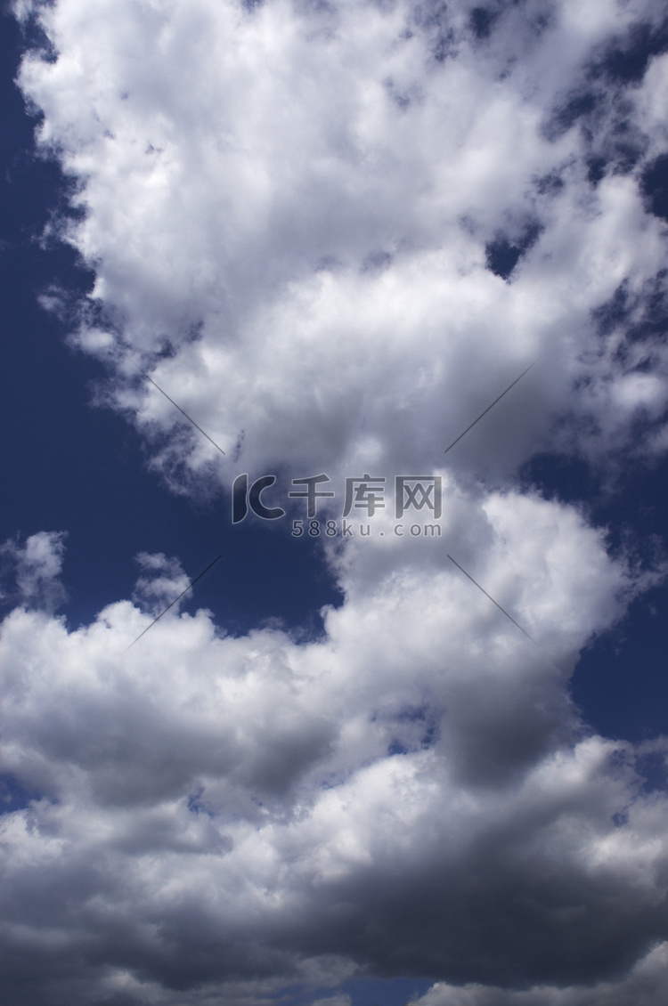 厚厚的云（聚焦在照片的中心）