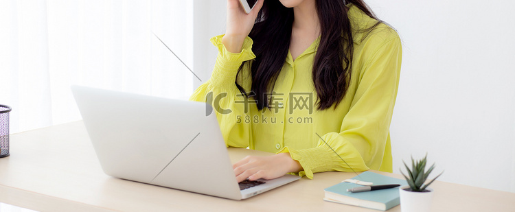 年轻的亚洲女商人在家庭办公室工