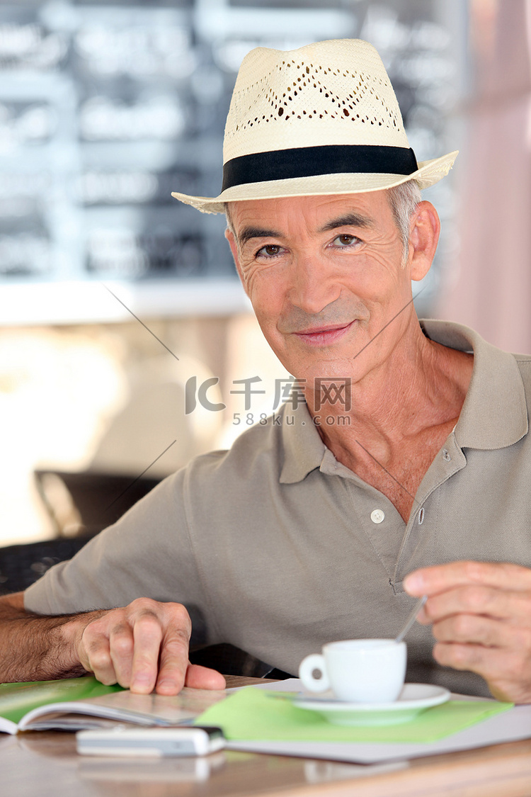 老人在露台上喝咖啡