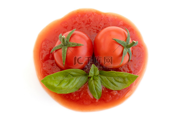 番茄酱上的西红柿。