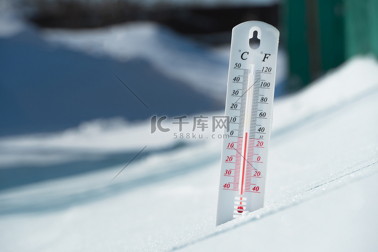 在冬季或春季，温度计位于雪地上