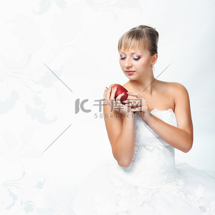 拿着苹果的新娘
