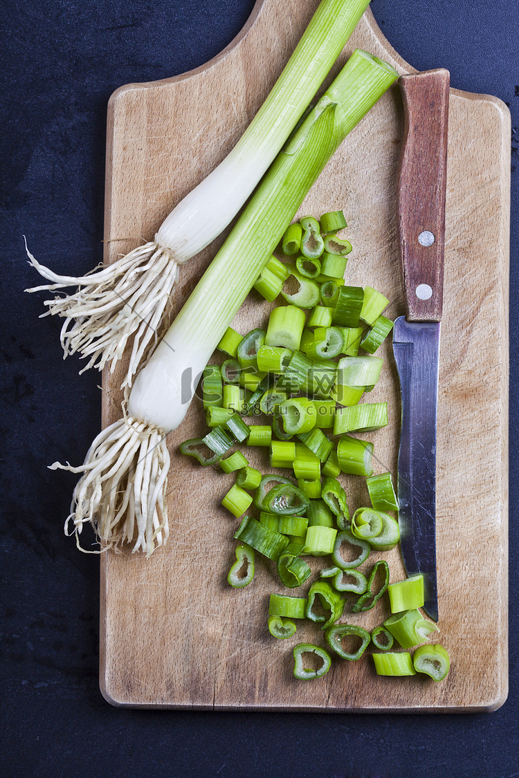 新鲜的绿色有机切碎的洋葱和切菜