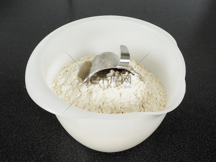 一碗小麦面粉中的测量工具