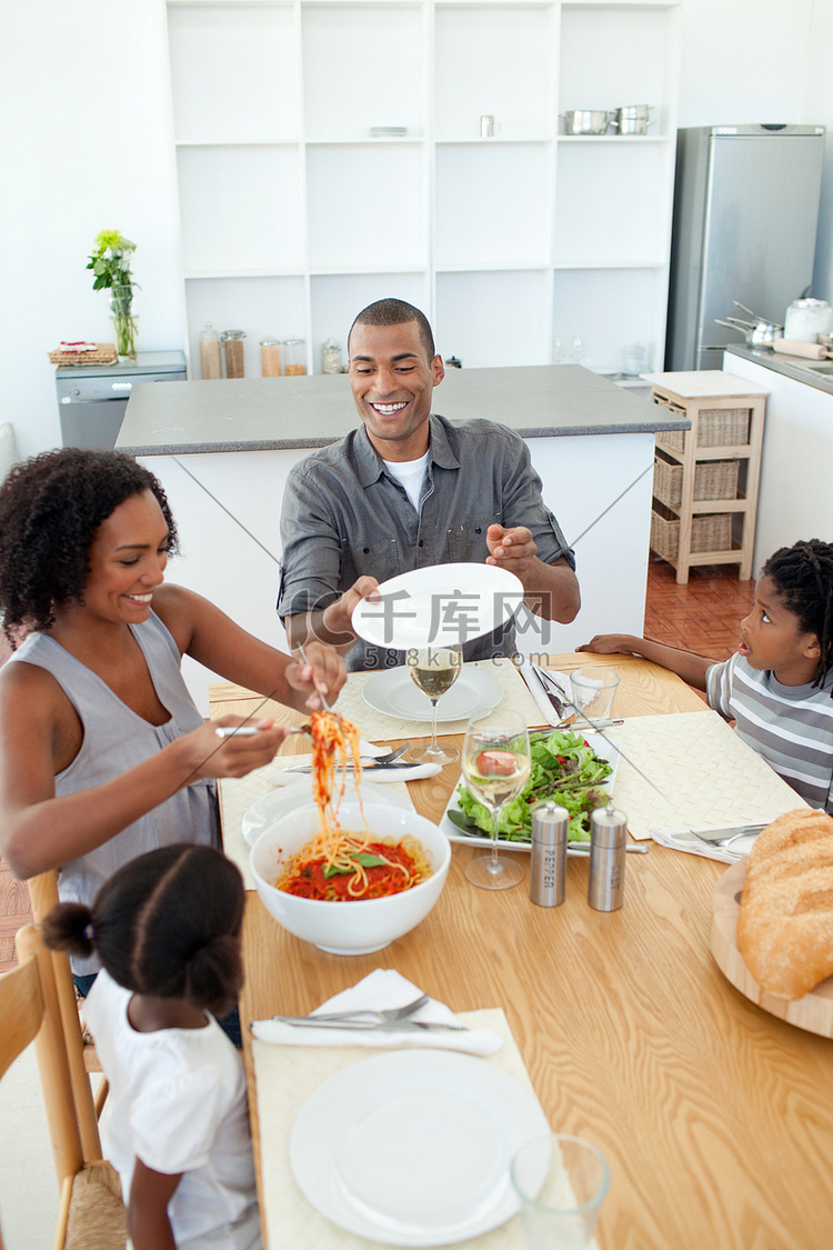 美国黑人家庭一起用餐