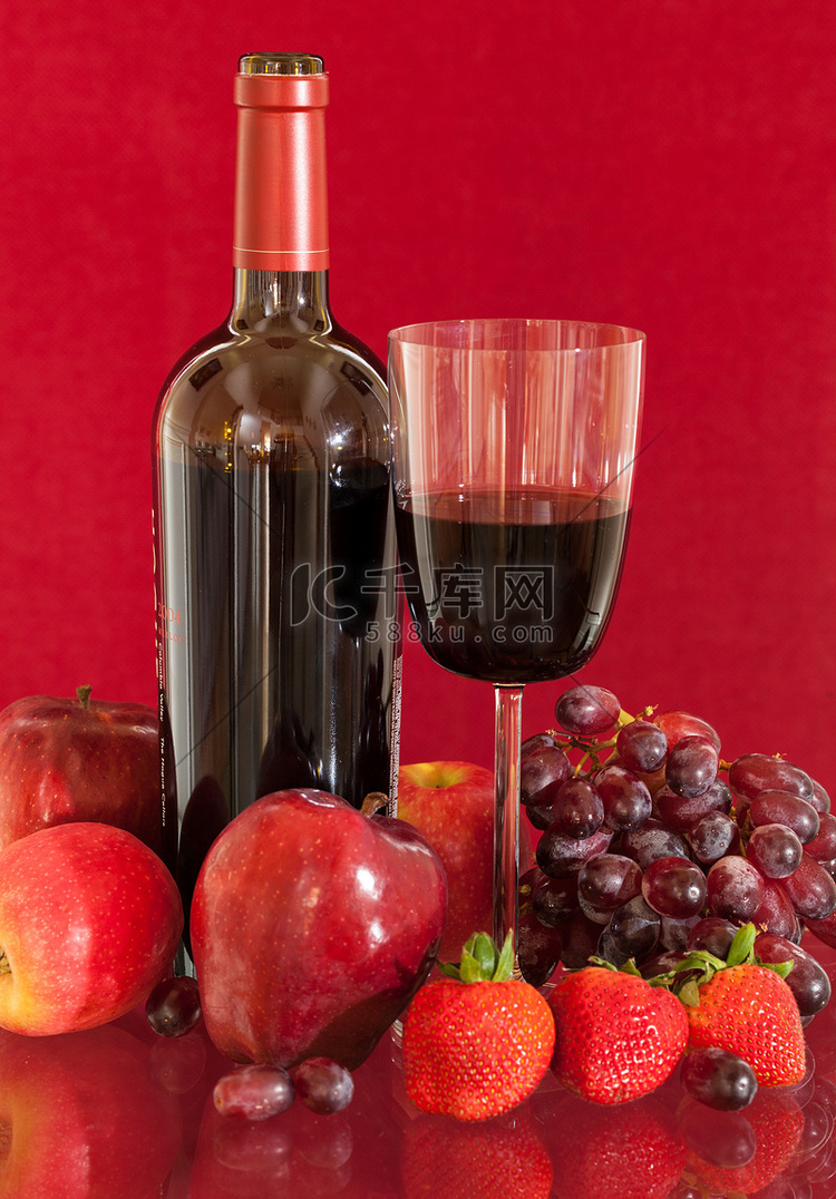 红酒瓶和玻璃水果