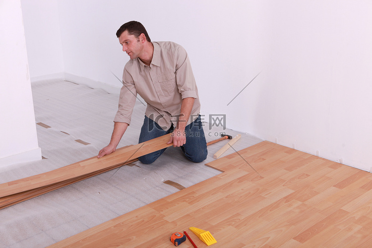 男人用木板翻新地板