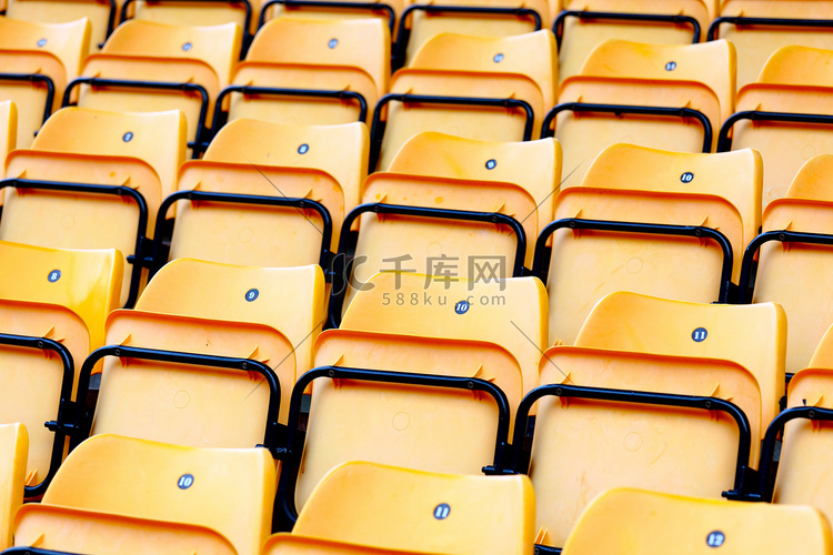 体育场的黄色塑料座椅