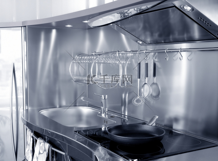 厨房银水槽和玻璃陶瓷炉灶