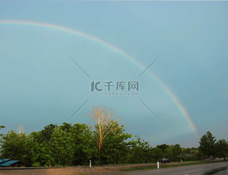 “暴风雨的天空彩虹，穿过街道看