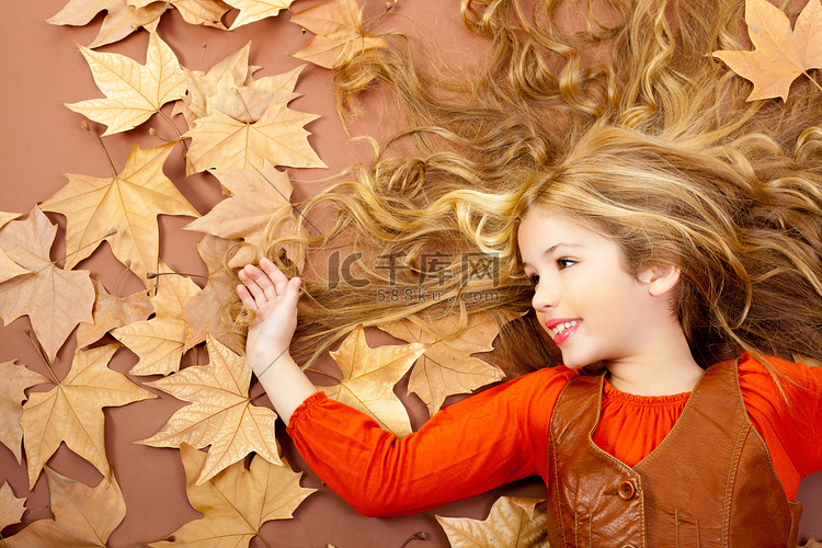 秋天秋天干树叶上的金发小女孩