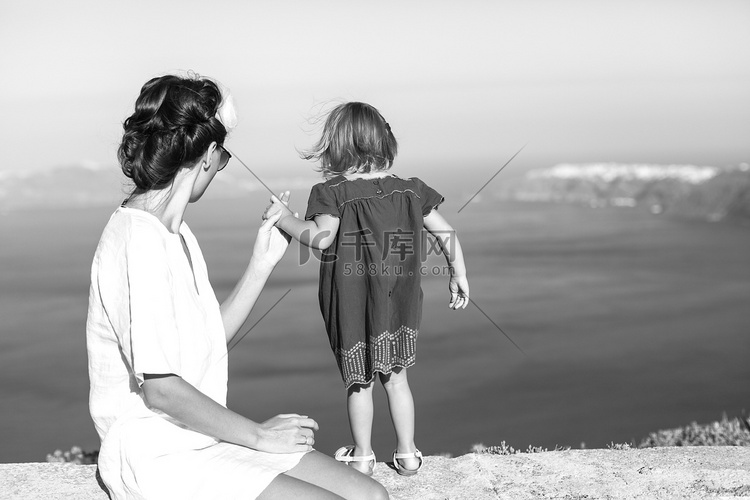 母亲和小女孩在希腊小镇圣托里尼