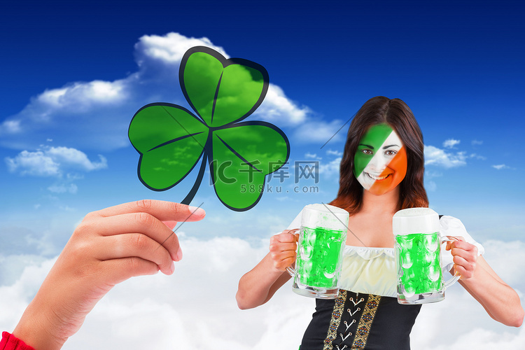 爱尔兰女孩与啤酒的合成图像