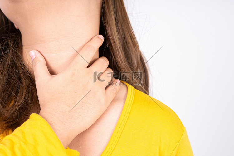 “女性手触摸甲状腺结节。广告概