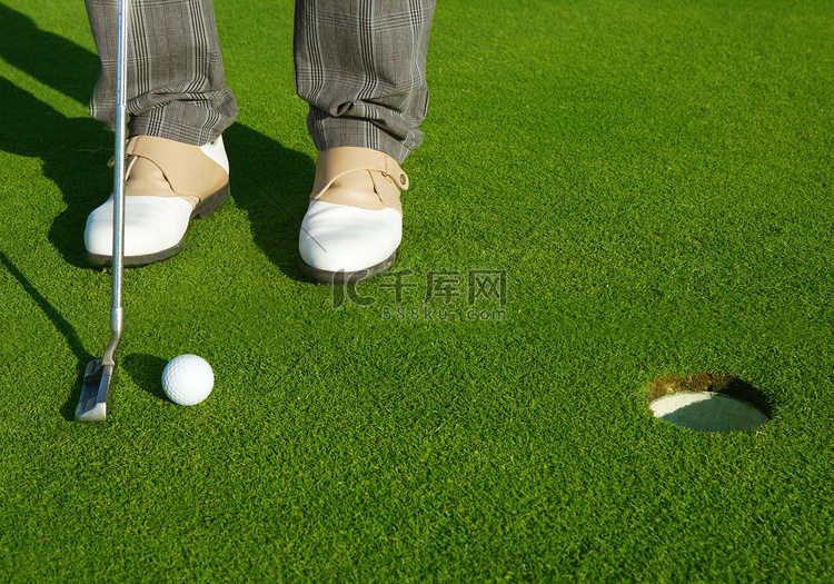 高尔夫绿洞球场男子推短球