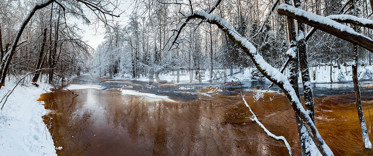 冬林中的野生冰冻小河，日落时的