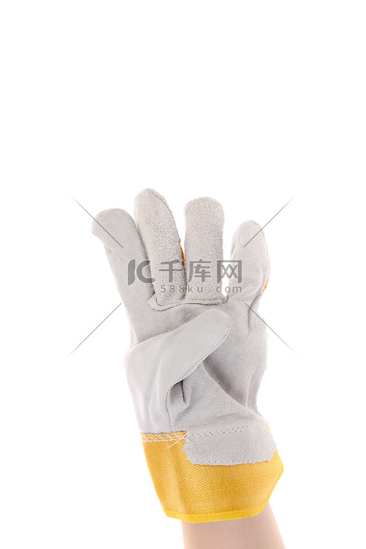 戴手套的手显示四个。