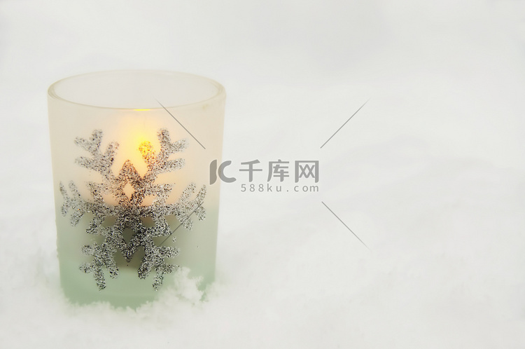 雪中​​的蜡烛
