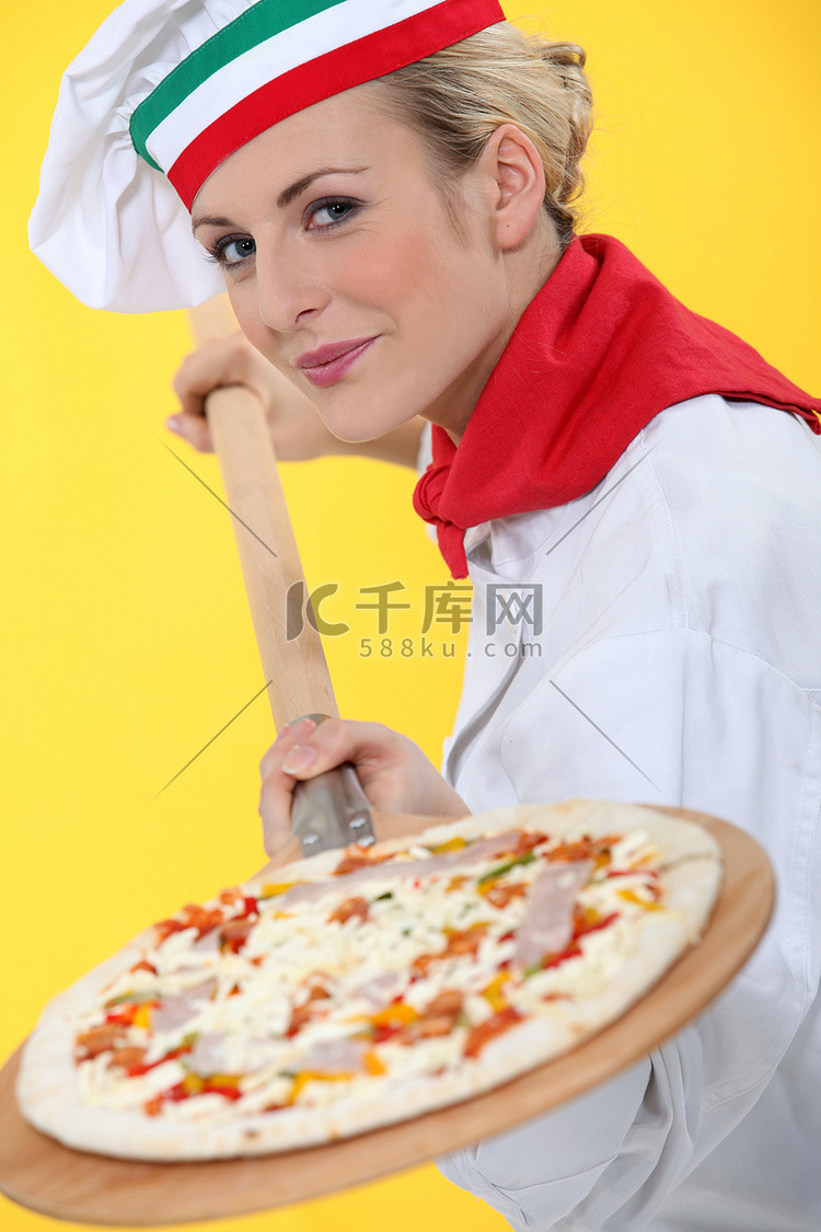 把披萨放进烤箱的女人