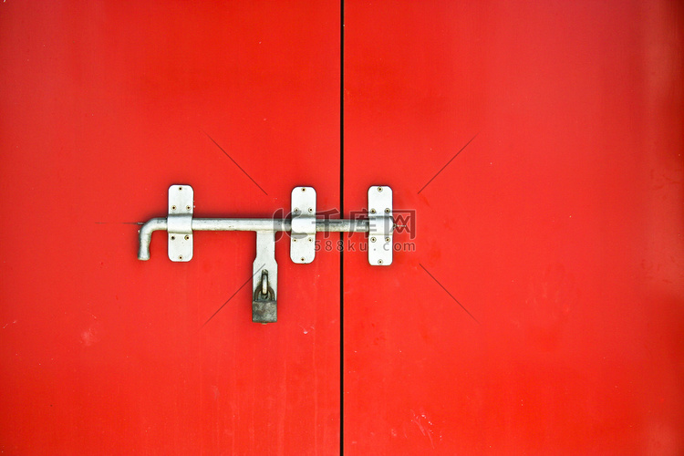 在红色门的铁锁