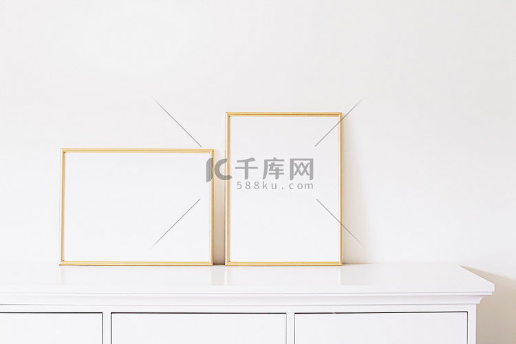 白色家具上的两个金色垂直和水平