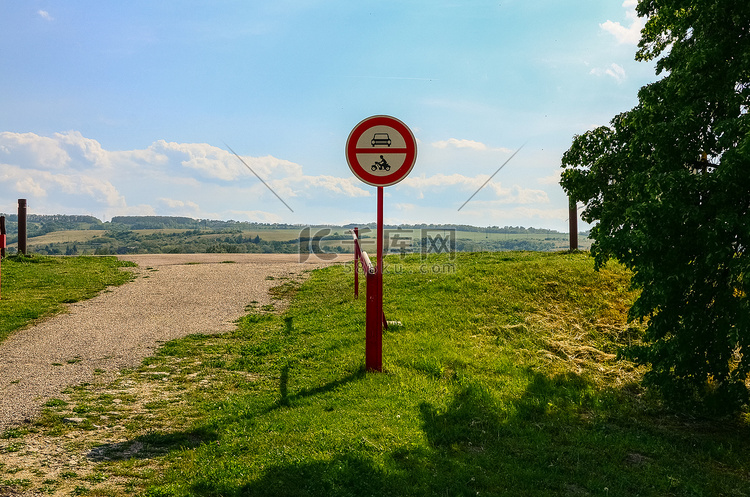 斯洛伐克路标禁止带红色吊杆屏障