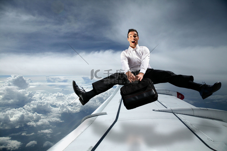 男人在飞机上空背着包，双腿分开