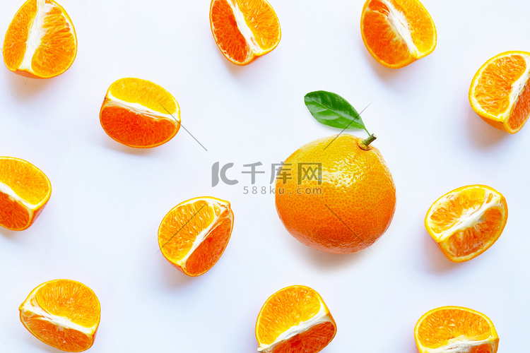 在白色背景下分离的橙色水果的顶