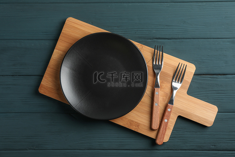 木制背景上的切板和餐具，文字空