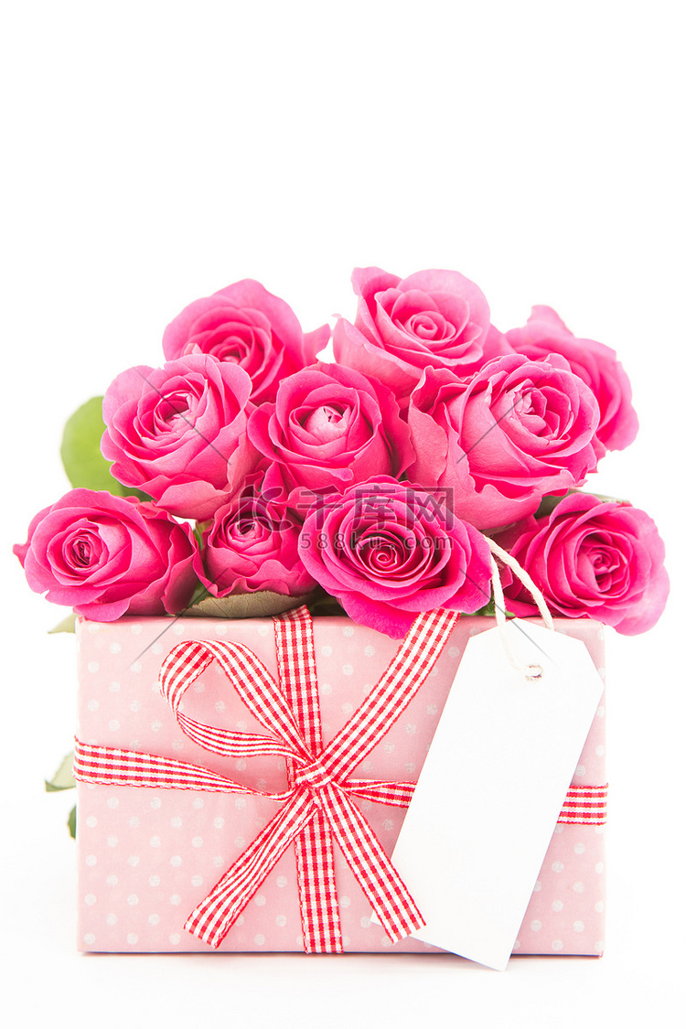 一束美丽的粉红玫瑰，旁边是一件