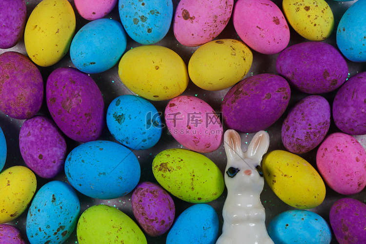 有斑点的糖果蛋填充复活节兔子