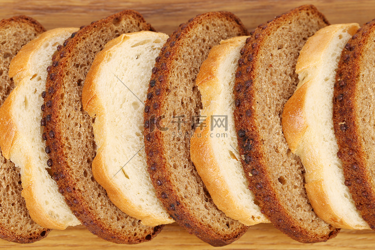 切成薄片的白色和棕色面包。
