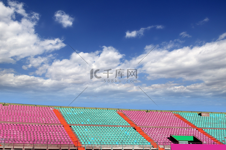 体育场五颜六色的看台站在蓝天
