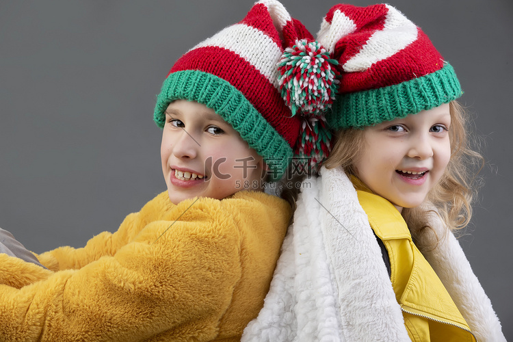 戴着针织圣诞帽的漂亮小女孩和男
